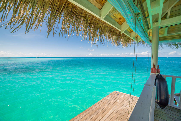 Concept vacances d'été : fenêtre avec vue sur les eaux turquoise et le ciel bleu. Feuilles de palmier avec paysage marin, plage île paradisiaque tropicale. turquoise - Photo, image