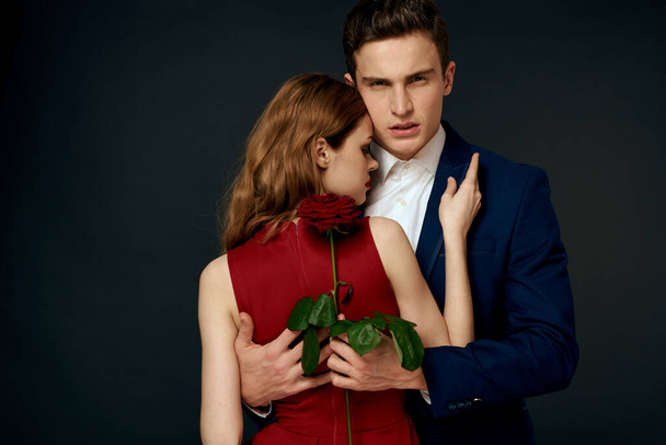 Krásný pár kouzlo objetí životní styl vztah růže luxusní tmavé pozadí - Fotografie, Obrázek