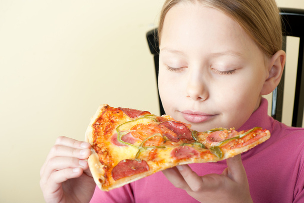 Cheerful little girl with pizza - Fotoğraf, Görsel