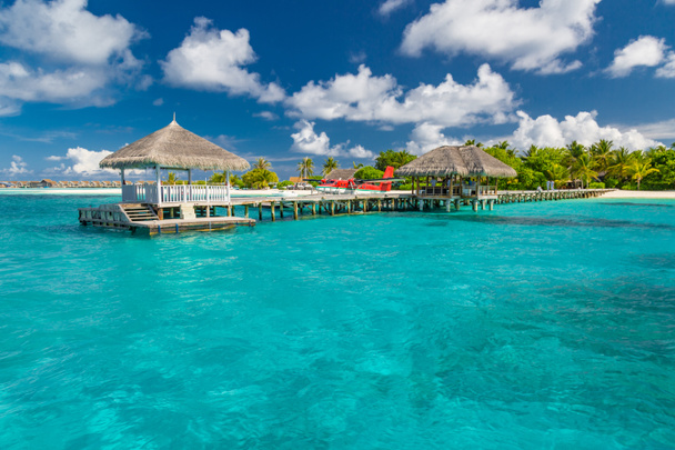 Oltre acqua lussuosa spa nella laguna tropicale blu delle Maldive. Mare esotico costa oceanica, spiaggia. Isola Paradiso con spazio copia, paesaggio estivo paesaggio marino sfondo spiaggia. Vacanza di lusso - Foto, immagini