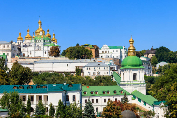 Ukrayna 'daki Kiev Manastırı olarak da bilinen Kiev Pechersk Lavra' nın manzarası - Fotoğraf, Görsel