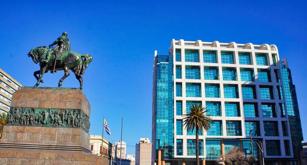 Montevideo Plaza de Independencia naplementekor - Fotó, kép
