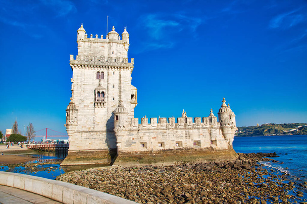 Lisboa, Belem Tower al atardecer a orillas del río Tajo - Foto, Imagen