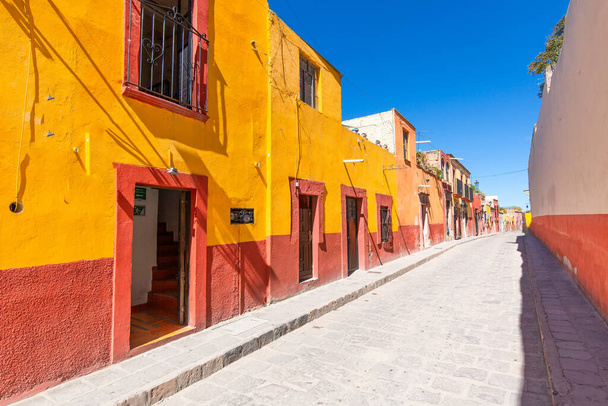 Meksika, San Miguel de Allende 'nin tarihi şehir merkezinde renkli binalar ve sokaklar - Fotoğraf, Görsel