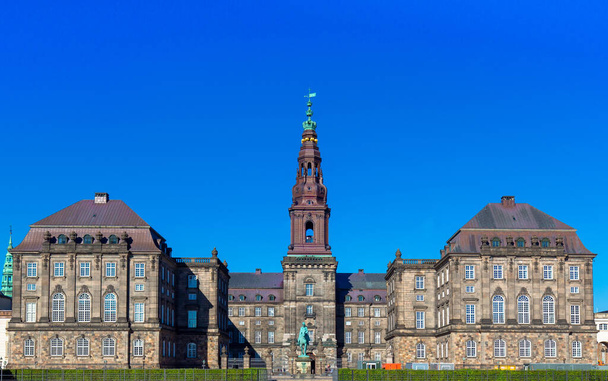 Wahrzeichen Schloss Christiansborg in Kopenhagen - Foto, Bild