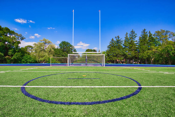 Футбольный стадион и тренировочная площадка в университетском городке - Фото, изображение