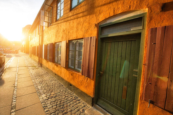 コペンハーゲン、風光明媚な歴史的な旧市街の通り - 写真・画像