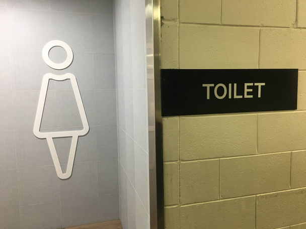 Общественный туалет комната отдыха для женщин знак. - Фото, изображение