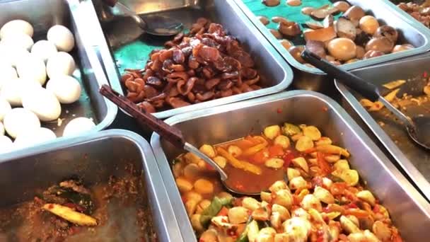 Calle comida tailandesa, curry y tienda de arroz una variedad de alimentos - Metraje, vídeo