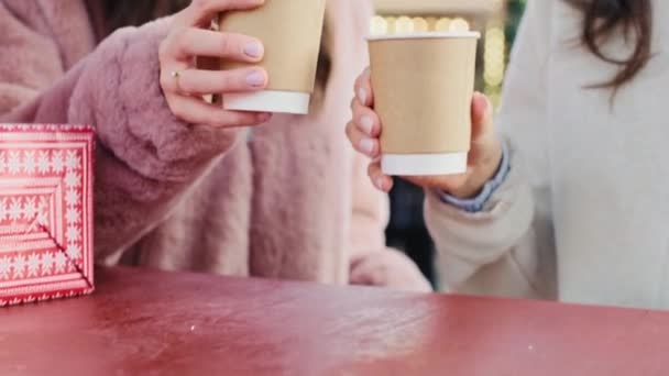 Handheld-Ansicht von Freunden, die heißen Kaffee trinken, um sich aufzuwärmen. Aufnahme mit roter Heliumkamera in 8K.  - Filmmaterial, Video