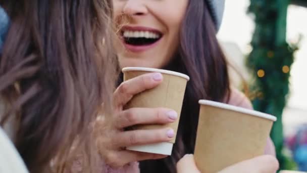 Kézzel fogható látvány, ahogy a nők kávét isznak a téren. Lövés RED hélium kamerával 8K-ban. - Felvétel, videó