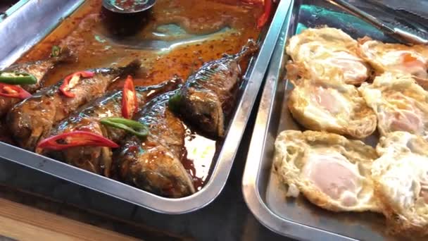 Pouliční thajské jídlo, kari a rýže obchod pestré jídlo - Záběry, video