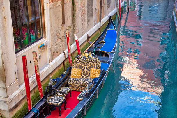 Luxury Gondola waiting for tourists near Rialto Bridge in Venice - Zdjęcie, obraz