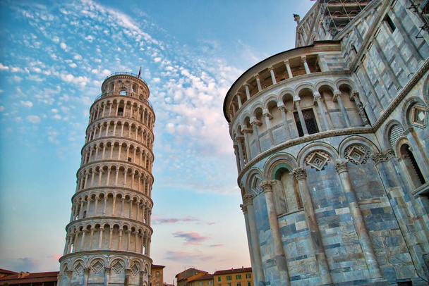 Vista panorámica de la torre inclinada de Pisa, Italia - Foto, Imagen