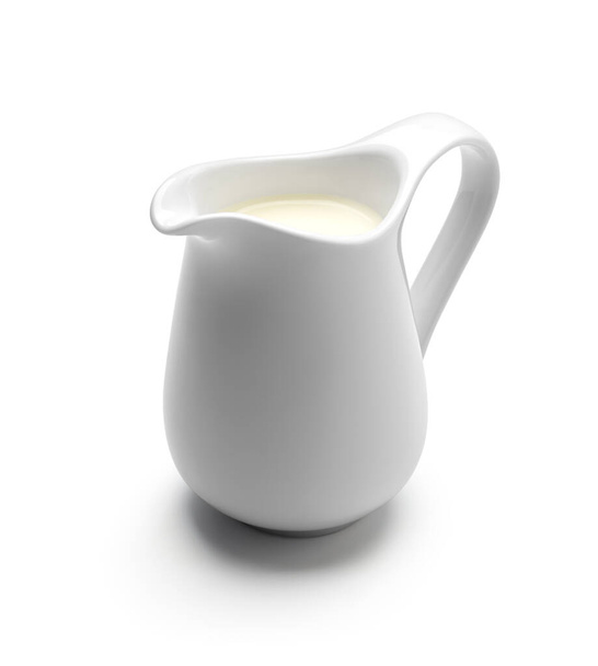 Jarra de leche o crema aislada sobre fondo blanco - Foto, Imagen
