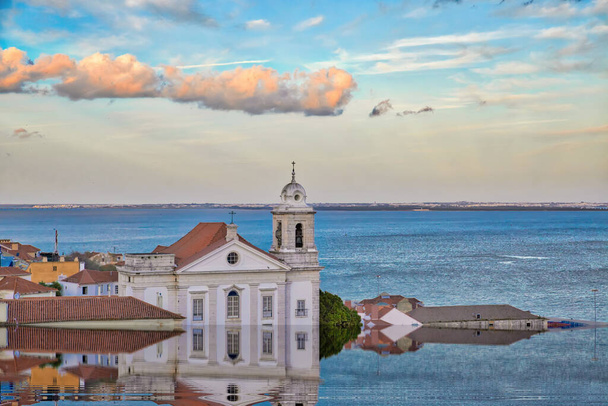 Η κλιματική αλλαγή και η έννοια της υπερθέρμανσης του πλανήτη απεικονίζουν το αποτέλεσμα ακραίων καιρικών αλλαγών και επακολούθησαν πλημμύρες στη Λισαβόνα της Πορτογαλίας - Φωτογραφία, εικόνα