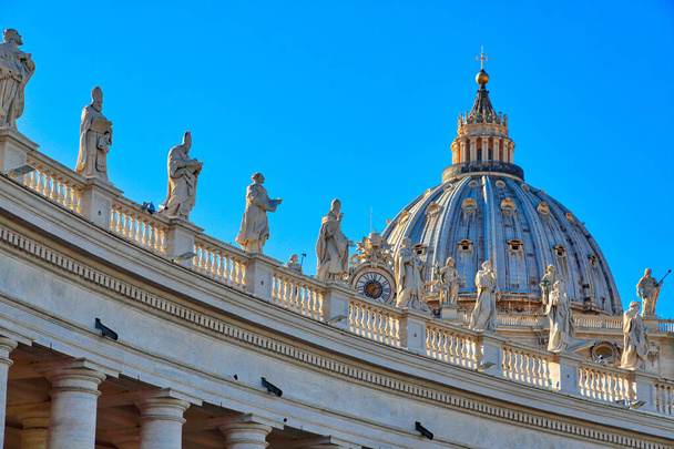Живописная базилика Святого Петра в Риме недалеко от Ватикана - Фото, изображение