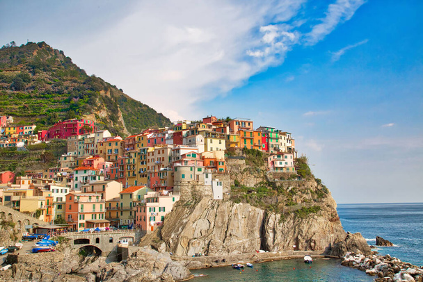 Италия, Манарола красочные улицы с видом на живописное побережье - Фото, изображение
