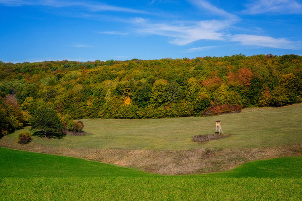 herbstliche slowakische Landschaft mit bunten Bäumen im Herbst - Foto, Bild