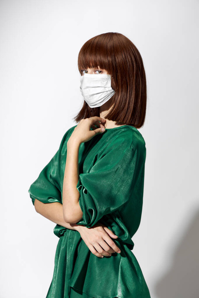  Moda kobieta koronawirus, model pozowanie z rękawiczkami i ochronną maską medyczną - Zdjęcie, obraz