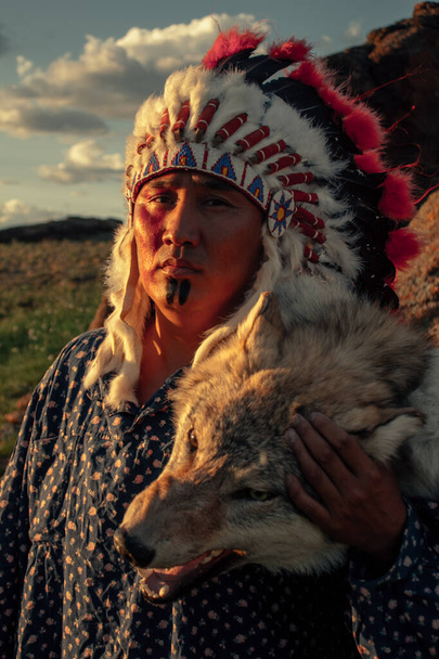 Rdzenny Amerykanin o zachodzie słońca na stepie - Zdjęcie, obraz