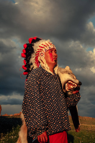 Amérindien homme au coucher du soleil en plein air dans la steppe - Photo, image