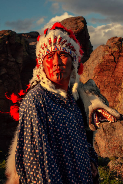 Indianer bei Sonnenuntergang in der Steppe - Foto, Bild