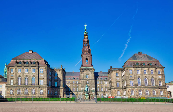 Дворец Кристиансборг в Копенгагене - Фото, изображение
