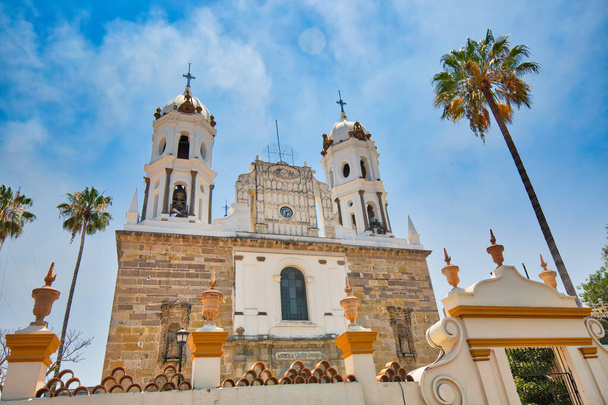 Iglesias pintorescas de Tlaquepaque en un centro histórico histórico de la ciudad - Foto, Imagen