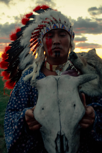 Native American άνθρωπος στο ηλιοβασίλεμα εξωτερική στη στέπα - Φωτογραφία, εικόνα