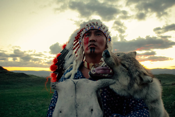 Native American άνθρωπος στο ηλιοβασίλεμα εξωτερική στη στέπα - Φωτογραφία, εικόνα