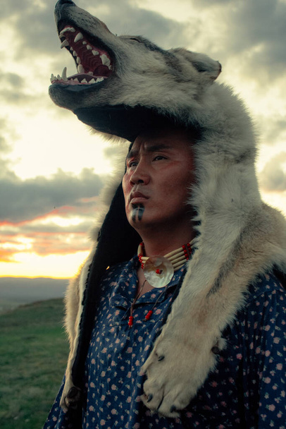 Nativo americano al tramonto all'aperto nella steppa - Foto, immagini