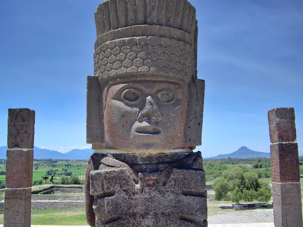 Teotihuacan sitesi yakınlarındaki Toltec İmparatorluğu 'ndan ünlü Meksika Tula piramitleri ve heykelleri - Fotoğraf, Görsel