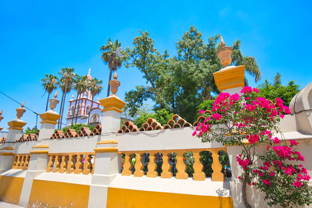 Iglesias pintorescas de Tlaquepaque en un centro histórico histórico de la ciudad - Foto, imagen
