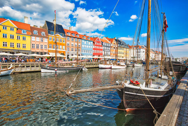 Copenhague, Dinamarca-2 de agosto de 2018: A famosa baía de Nyhavn (New Harbour), em Copenhague, um histórico litoral europeu do século 17 com edifícios coloridos. Um ponto de partida para passeios de barco e canal. - Foto, Imagem