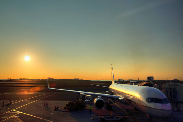 terminal de l'aéroport au coucher du soleil - Photo, image
