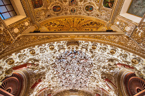 Oaxaca, Mexico-2 December 2018: Interiors of a Landmark Santo Domingo Cathedral in historic Oaxaca city center - Фото, зображення