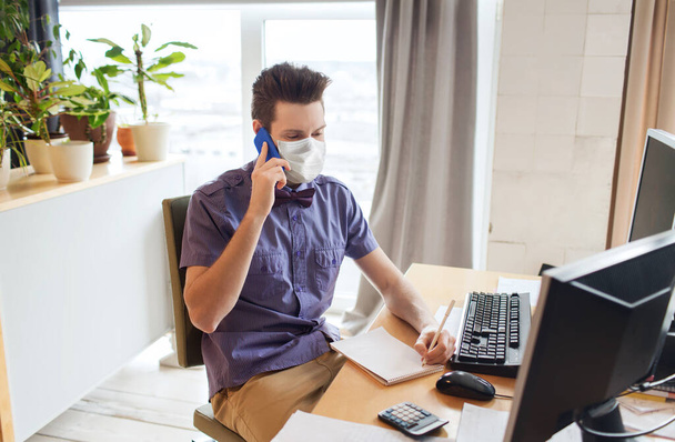 male office worker in mask calling on smarphone - Foto, Imagen