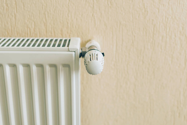 Photo rapprochée du radiateur blanc dans le salon. Prêt pour la saison hivernale - Photo, image