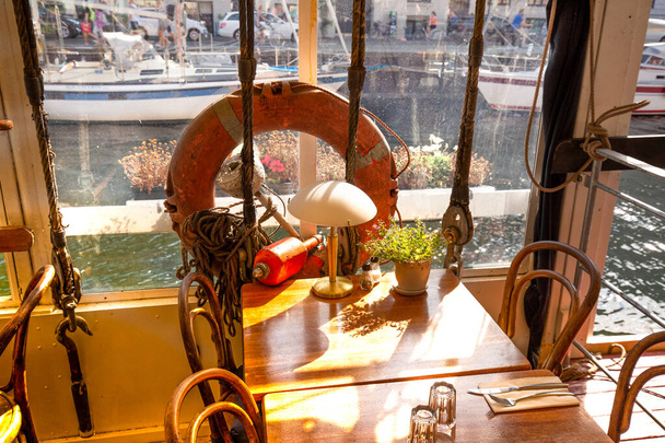 Słynna zatoka Nyhavn (New Harbour) w Kopenhadze, historyczne 17-wieczne europejskie nabrzeże z pływającymi restauracjami, kawiarniami ulicznymi i barami - Zdjęcie, obraz