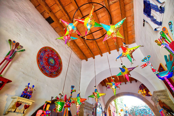 Guadalajara, Tlaquepaque, Meksiko-20 Huhtikuu, 2018: Tlaquepaque art village värikkäitä katuja turistikauden huipulla - Valokuva, kuva