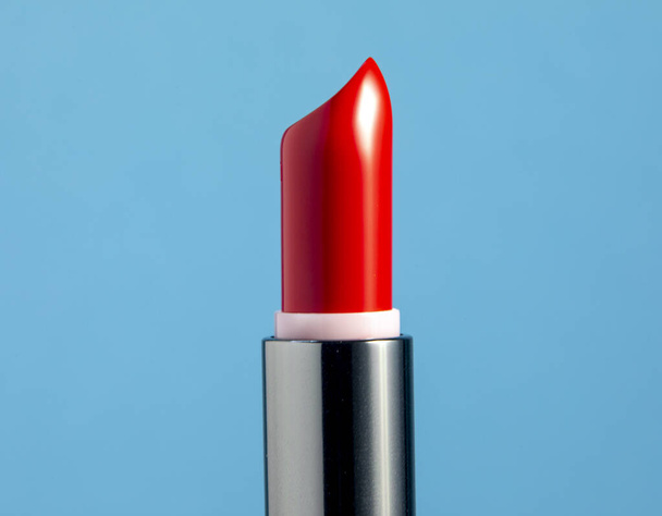 Rote Lippenstifte vor blauem Hintergrund, Make-up, Kosmetik, Schönheit  - Foto, Bild