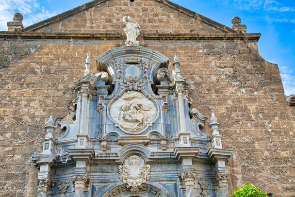 グラナダの通りと歴史的中心部のスペイン建築 - 写真・画像
