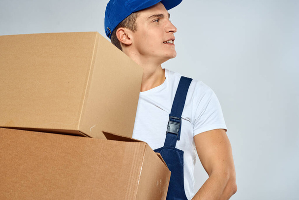 dolgozó ember egyenruhában dobozokkal a kezében szállítás rakodó életmód - Fotó, kép