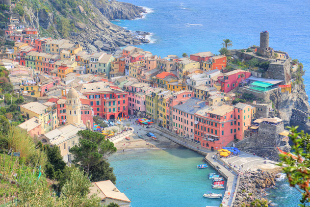Scenic Vernazza rivage, italie vue sur la ville  - Photo, image