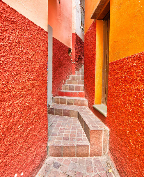 Romantische enge Gasse des Kusses (Callejon del Beso) in Guanajuato bunte historische Innenstadt - Foto, Bild