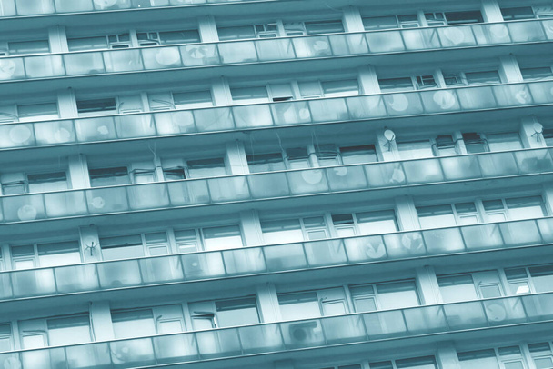 Egy többszintes épület homlokzat kék monokróm - Fotó, kép
