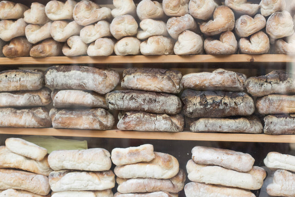 Una pila di baguette rustiche in una panetteria - Foto, immagini