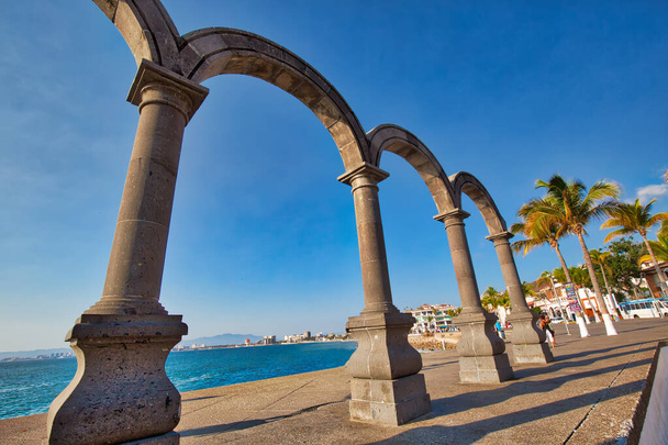 Знаменитые арки Пуэрто-Вальярта (Лос-Аркос) на морской набережной - Фото, изображение