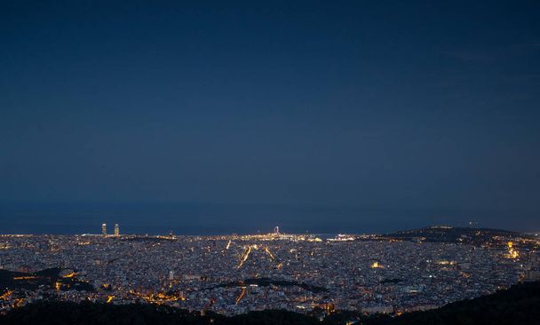 Барселона, застрелена з бункерів де Кармель, пропонує чудові панорамні краєвиди над містом вночі.  - Фото, зображення